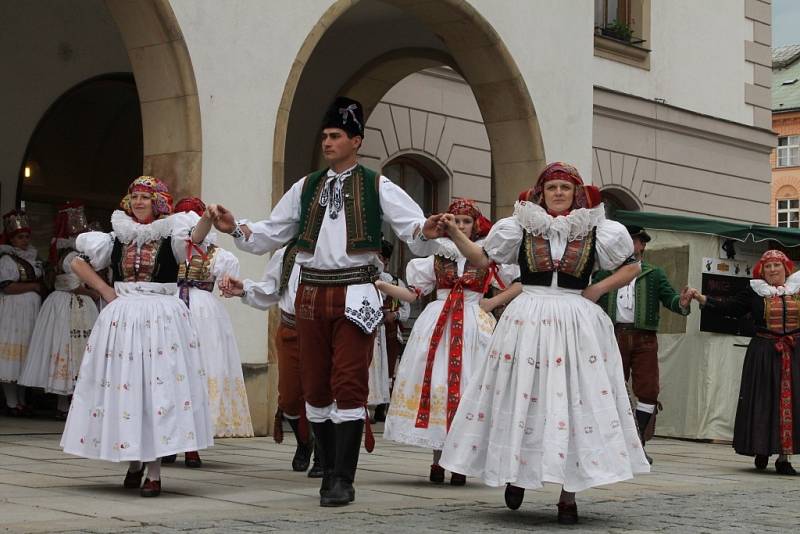 Hanácká svatba na Horním náměstí v Olomouci v podání členů folklorních souborů Klas z Kralic na Hané, Hané a Mladé Hané z Velké Bystřice a také z Hanáckého mužského sboru Rovina.