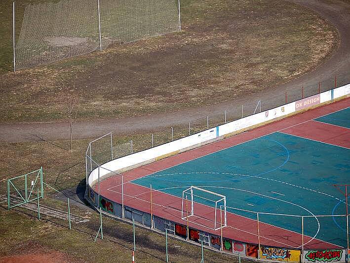 Atletická dráha a fotbalové hřiště ZŠ Heyrovského.