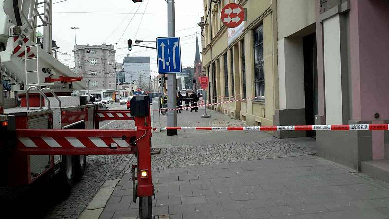 V Legionářské ulici v centru Olomouce spadly na chodník kusy zdiva
