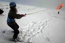 Snowkiting, neboli jízda na lyžích za padákem je nová, ale stále populárnější lyžařská disciplína. 