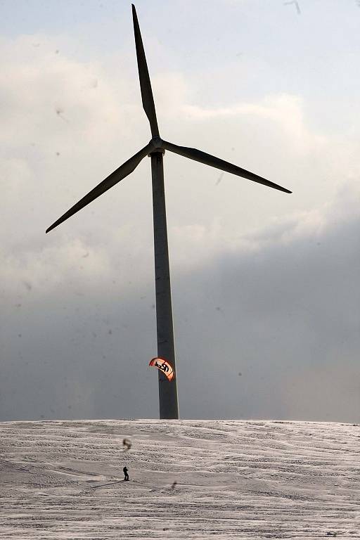 Snowkiting, neboli jízda na lyžích za padákem je nová, ale stále populárnější lyžařská disciplína. 