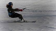 Snowkiting, neboli jízda na lyžích za padákem je nová, ale stále populárnější lyžařská disciplína. 