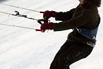 Snowkiting, neboli jízda na lyžích za padákem je nová, ale stále populárnější lyžařská disciplína. 