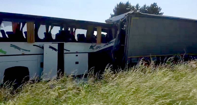 Srážka autobusu s kamionem na D35 u Litovle