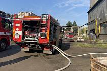 Hasiči likvidují požár ve slévárně v průmyslovém areálu v Olomouci-Řepčíně. 10. 7. 2023