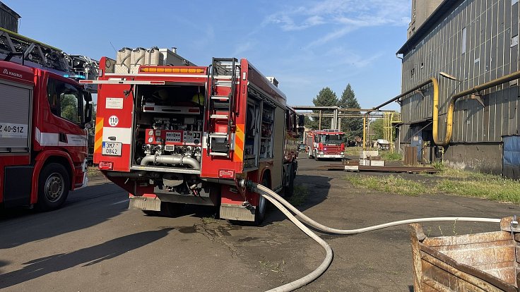 Hasiči likvidují požár ve slévárně v průmyslovém areálu v Olomouci-Řepčíně. 10. 7. 2023