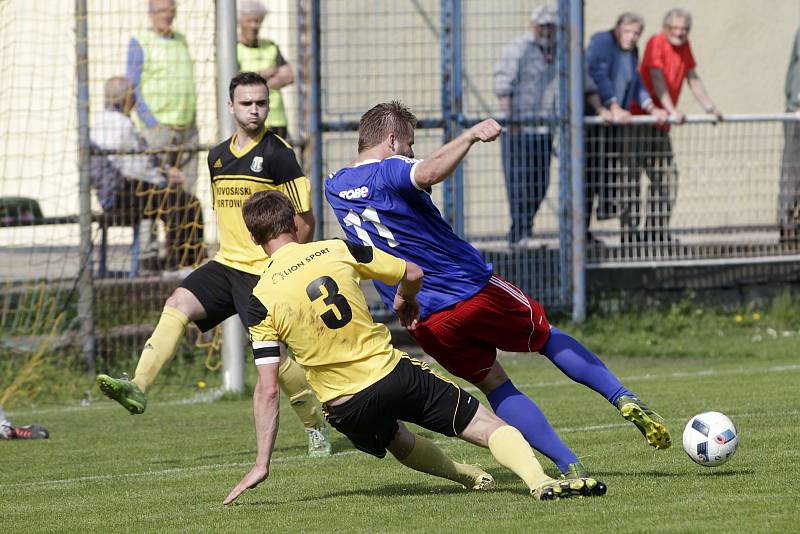 Fotbalisté Nových Sadů (ve žlutém) prohráli s Valašským Meziříčím 2:4