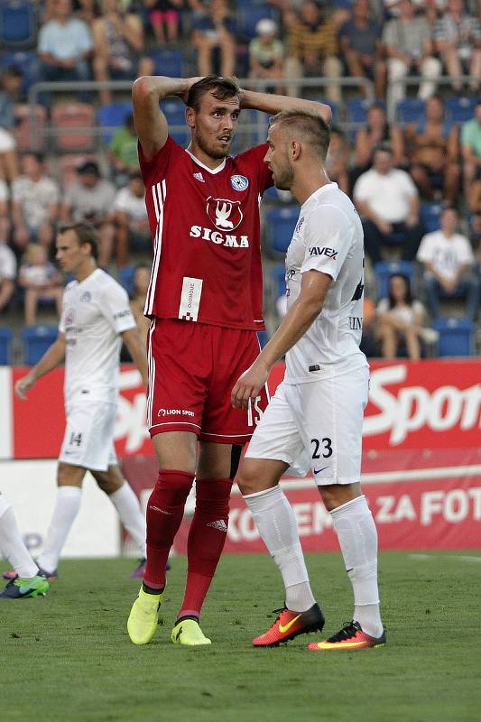 Olomoučtí fotbalisté (v červeném) remizovali se Slováckem 0:0Tomáš Chorý (vlevo) a Petr Reinberk