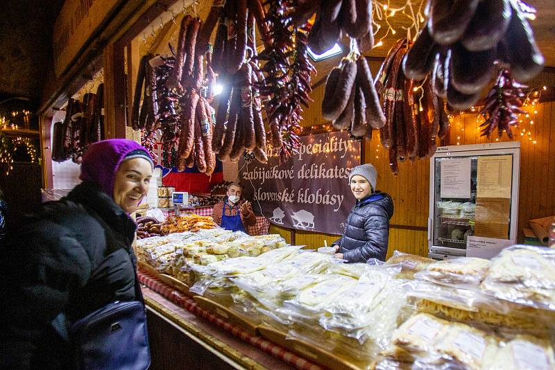 První den vánočních trhů a rozsvícení vánočního stromu v Olomouci, 19. listopadu 2021