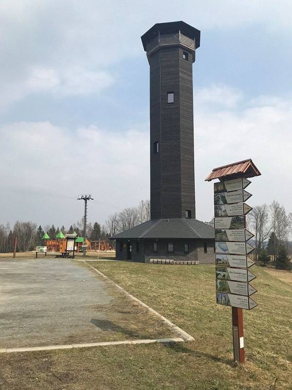 Vzor pro chystanou rozhlednu u Pohořan: rozhledna v Nové Vsi, část Dolní Moravice na Bruntálsku.