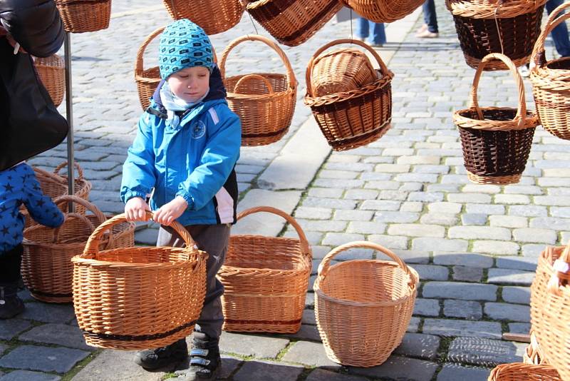 Na farmářském trhu si lidé mohli koupit kraslice, velikonoční dekorace i spoustu dobrot