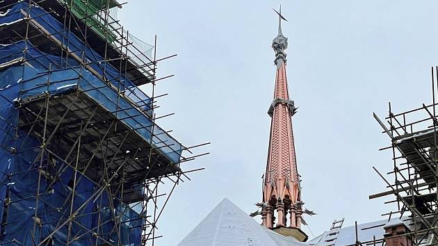 Nový sanktusník zdobí rekonstruovaný Červený kostel v Olomouci. Listopad 2021