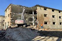 V areálu bývalých vojenských opraven u Velkomoravské ulice v Olomouci začaly demolice rozsáhlých skladových objektů. 2. března 2022
