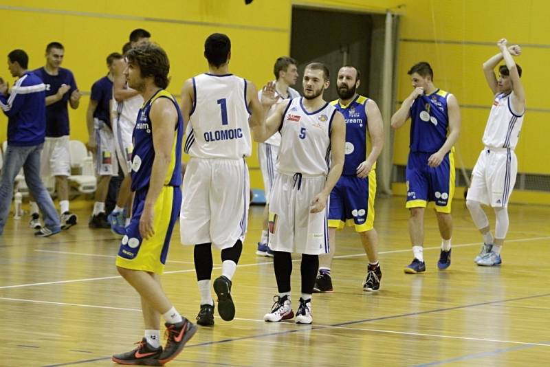 Olomoučtí basketbalisté (v bílém) proti Zlínu