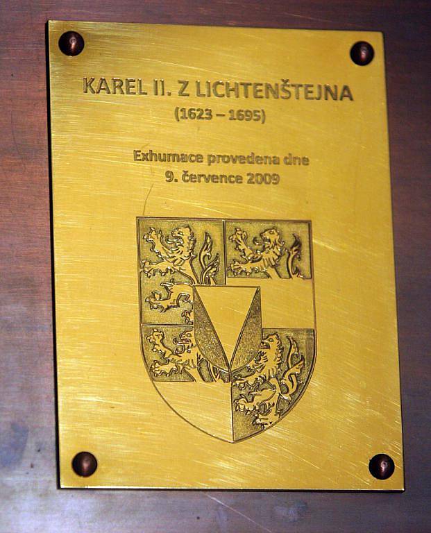 Schránky s tělesnými pozůstatky olomouckých biskupů - uložení do krypty v katedrále sv. Václava 