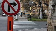 Odstraňování havárie na vodovodním potrubí v ulici Dobrovského doprovází omezení provozu