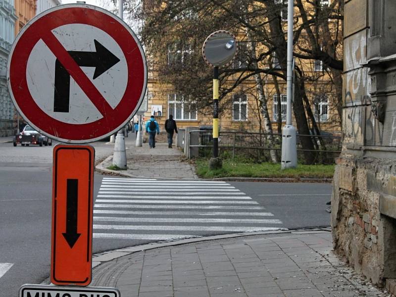 Odstraňování havárie na vodovodním potrubí v ulici Dobrovského doprovází omezení provozu