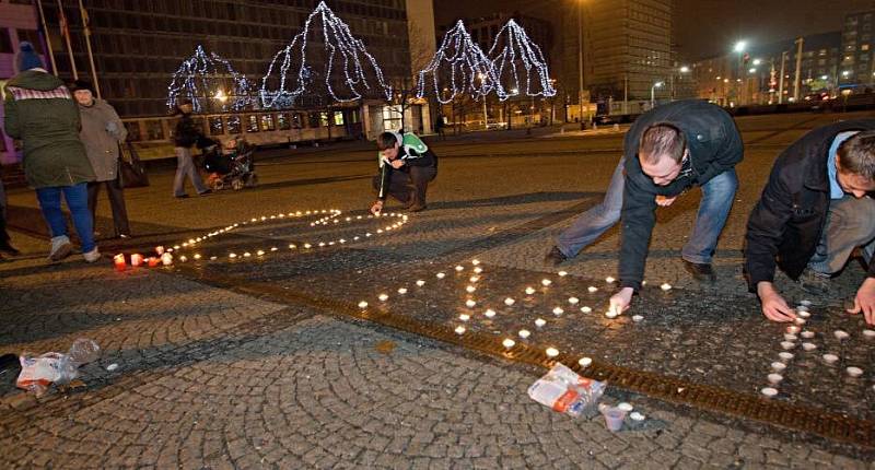 Nápis Ne KSČM! z hořících svíček před budovou krajského úřadu v Olomouci