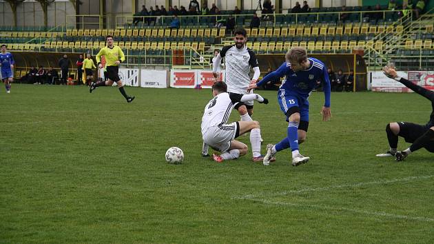 Petr Nováček (v modrém) v souboji s domácím Janem Kadlecem