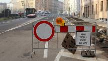 V Pasteurově ulici řidiče dál zastaví zákaz vjezdu. Nový most přes Moravu v Komenského ulici (u Bristolu) v Olomouci, 18. prosince 2019