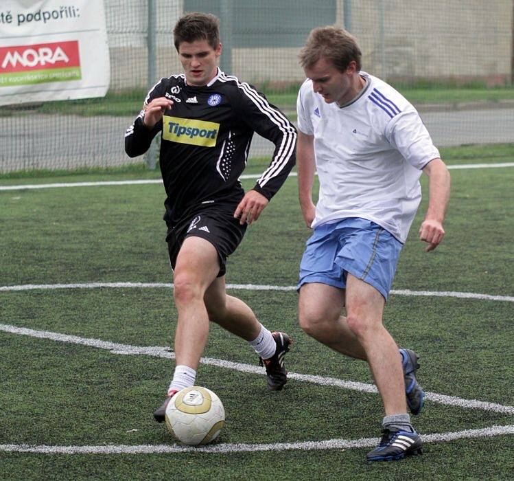 Hokejisté HC Olomouc se s fanoušky utkali na futsalovém turnaji 