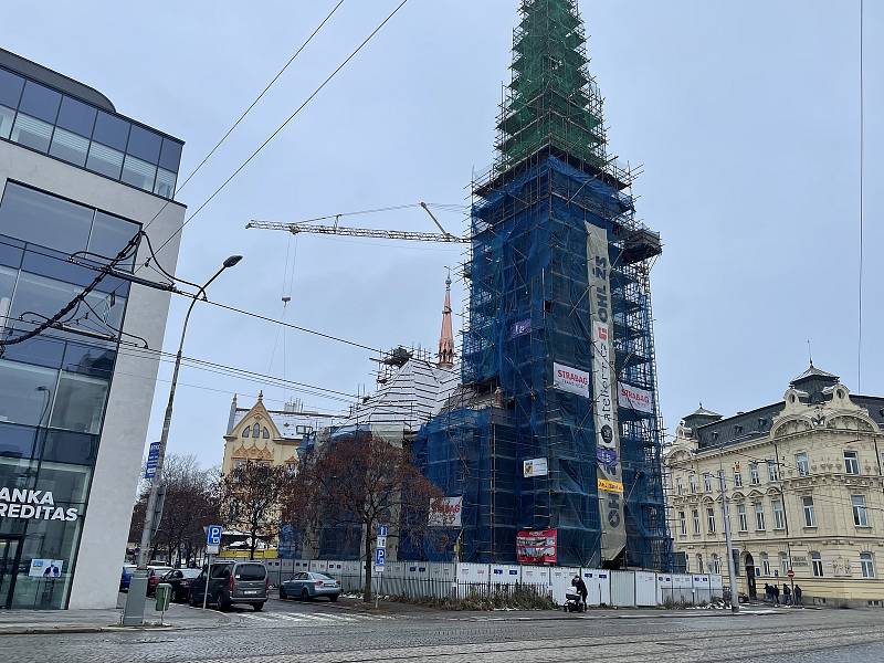 Nový sanktusník zdobí rekonstruovaný Červený kostel v Olomouci. Listopad 2021