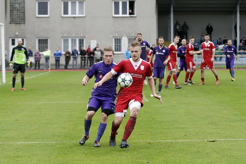 Fotbalisté Uničova (v červeném) prohráli s Mohelnicí 1:2