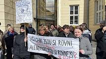 Demonstrativní Hodina pravdy na Univerzitě Palackého v Olomouci. Stávkové shromáždění na nádvoří filozofické fakulty v Křížkovského ulici, 28. března 2023.