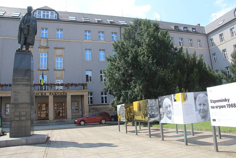 Výstava je k vidění před budovou pedagogické fakulty na Žižkově náměstí v Olomouci.