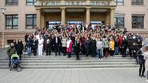 Protest studentů před Teoretickými ústavy lékařské fakulty v Olomouci. 15. března 2018