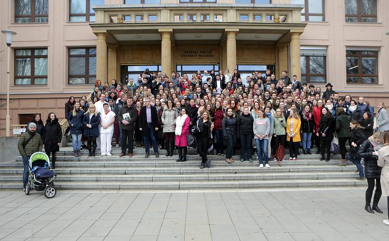 Protest studentů před Teoretickými ústavy lékařské fakulty v Olomouci. 15. března 2018