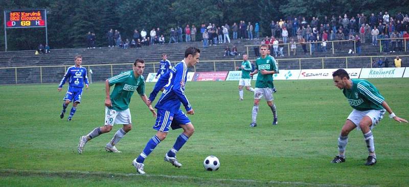 Tomáš Janotka (s míčem) se probíjí po křídle.