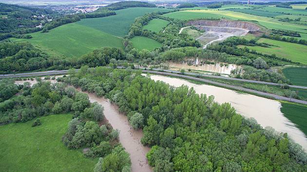 Rozlitá řeka Bečva nad Teplicemi nad Bečvou 22.5.2019 večer. V obci Ústí zaplavila hřiště.