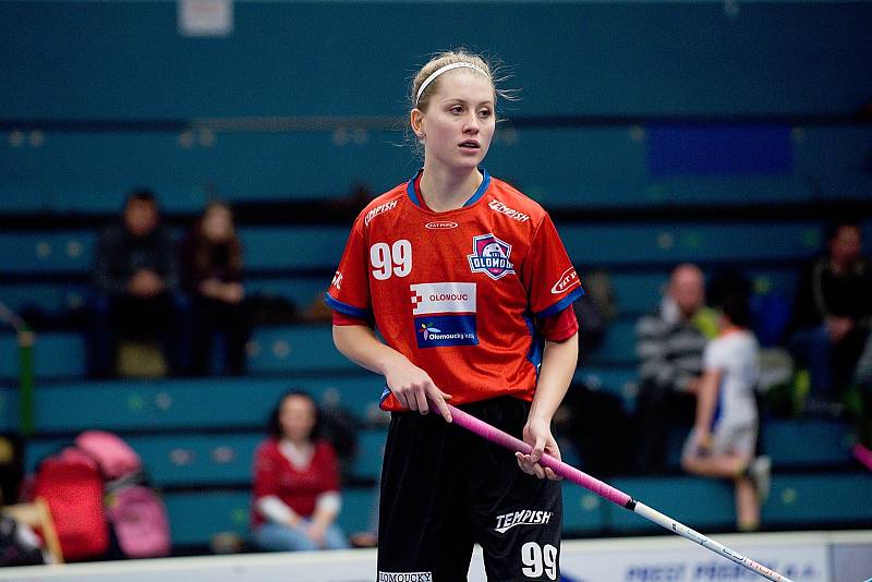 Olomoucké florbalistky (v červeném) porazily v přerovské hale Židenice 5:2.