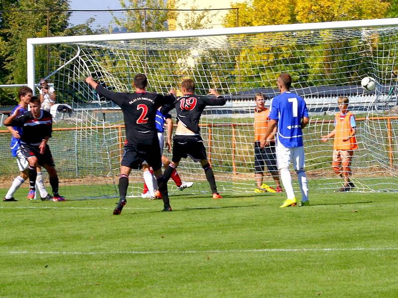 Fotbalisté Uničova (v modrém) proti Orlové