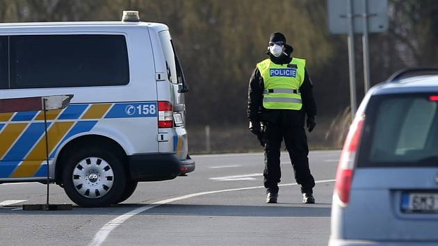 Policisté střeží vjezd do uzavřené Litovle