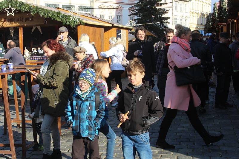 První víkend Vánočních trhů v Olomouci 2019