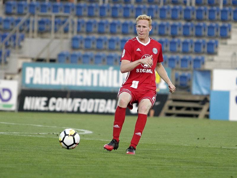 Olomoučtí fotbalisté (v červeném) remizovali se Slováckem 0:0Václav Jemelka