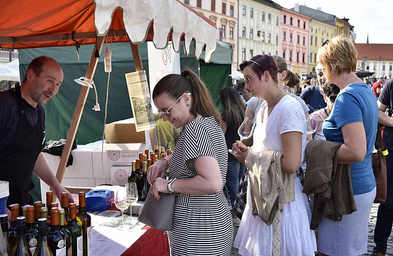 Olomoucké Dolní náměstí žije o víkendu vinnými slavnostmi. 20.5. 2022