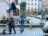 Příprava na natáčení detektivky Pět mrtvých psů na Horním náměstí v Olomouci