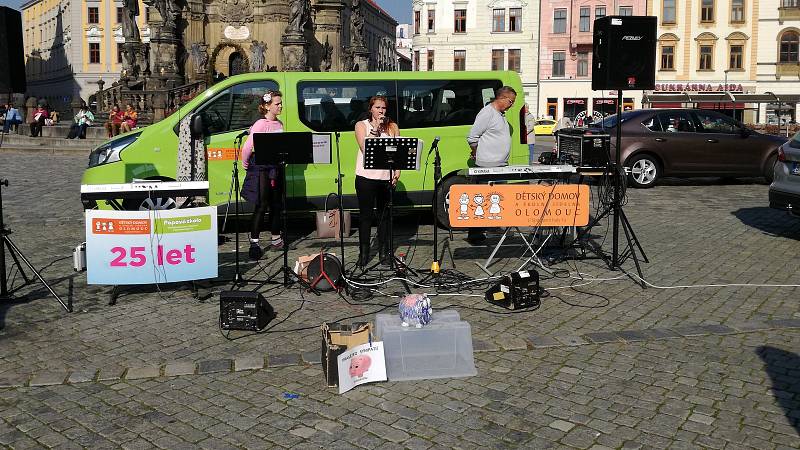 Charitativní "polévková" akce na Horním náměstí v Olomouci v rámci Dne lidí bez domova