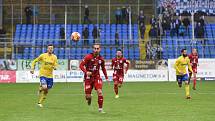 Fotbalisté Zlína (ve žlutém) porazili v nejvyšší soutěži na domácím hřišti Olomouc 1:0.