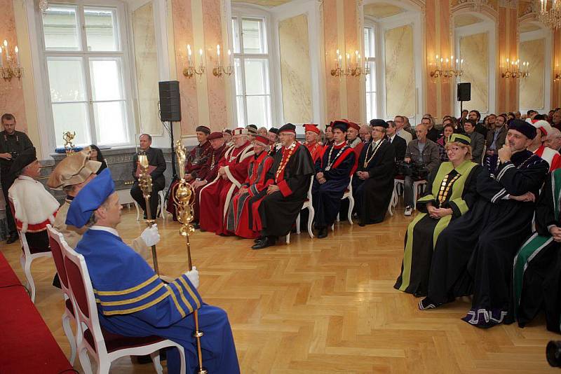 Jiří Suchý v Olomouci - přebírání čestného doktorátu Univerzity Palackého