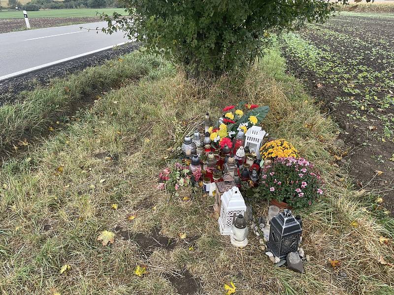 Silnice Olomouc - Topolany. Místo, kde 30. září došlo k tragické nehodně, při níž zahynul cyklista, 7. října 2021
