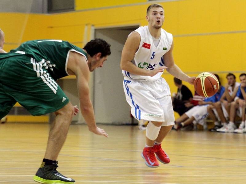 Basketbalisté Olomouce (v bílém) proti Liberci