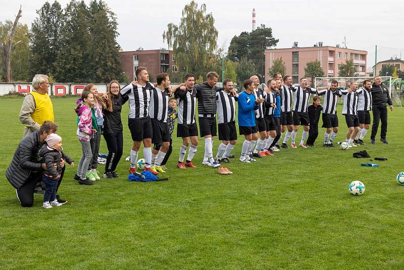 Fotbalisté Hodolan (v pruhovaném) porazili Novou Hradečnou 8:0.