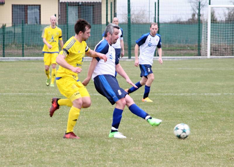 Fotbalové derby krajského přeboru mezi Hněvotínem a Lutínem (žlutí) překvapení nepřineslo.