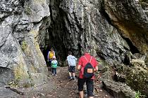 Průchozí jeskyně Podkova nedaleko Mladče je velkým lákadlem.