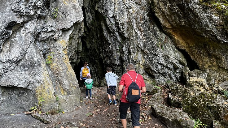 Průchozí jeskyně Podkova nedaleko Mladče je velkým lákadlem.