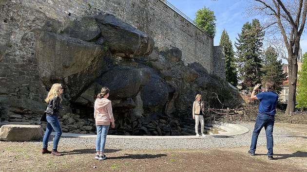 V sobotu 30. dubna 2022 ještě dělala nová atrakce v Bezručových sadech lidem radost. Od neděle je vodopád kvůli poškození mimo provoz